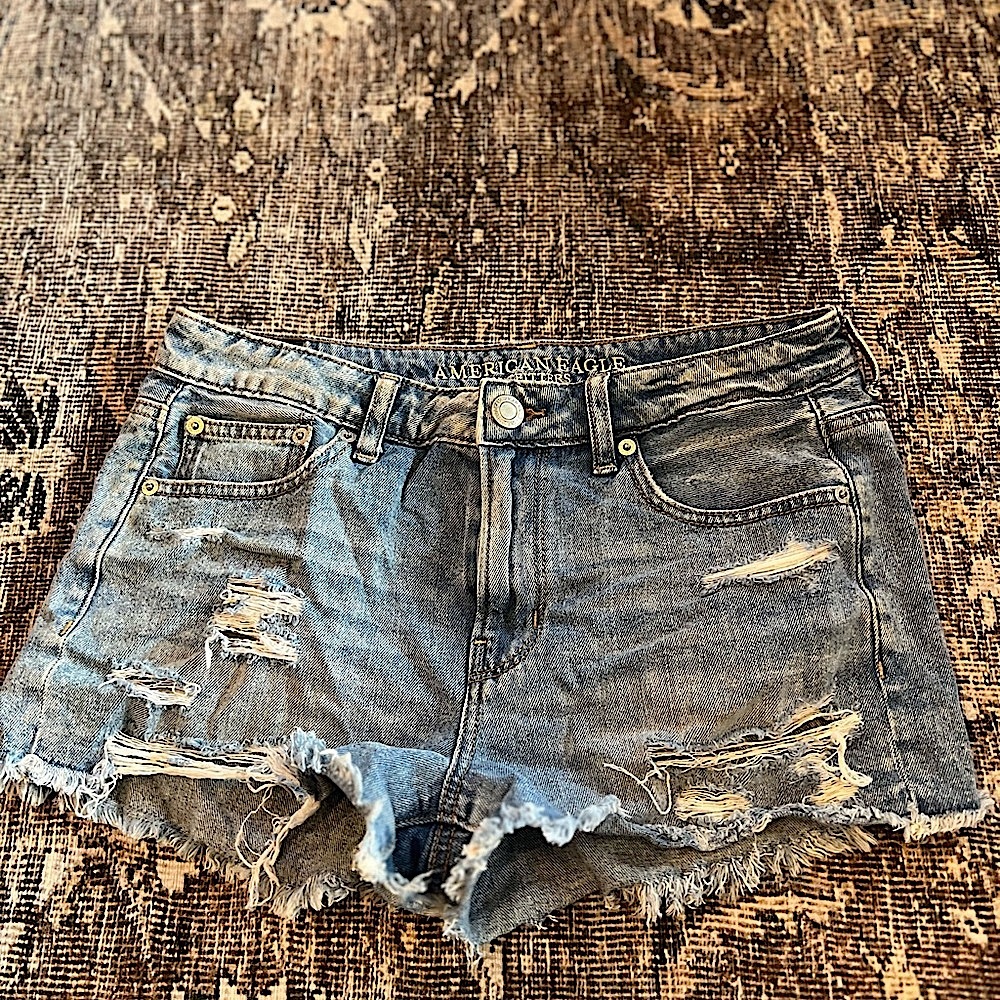 AMERICAN EAGLE WOMEN’S BLUE DENIM SHORTS